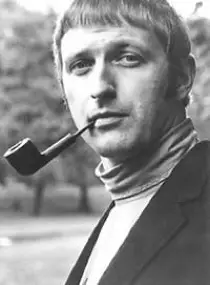 How tall is Graham Chapman?